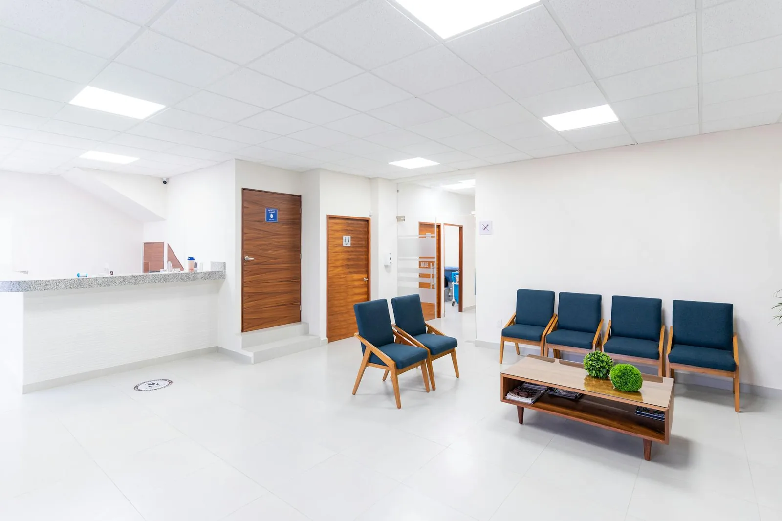 Klinikan odotustila ja vastaanotto kuvaavat terveydenhuollon asiakaspolkua