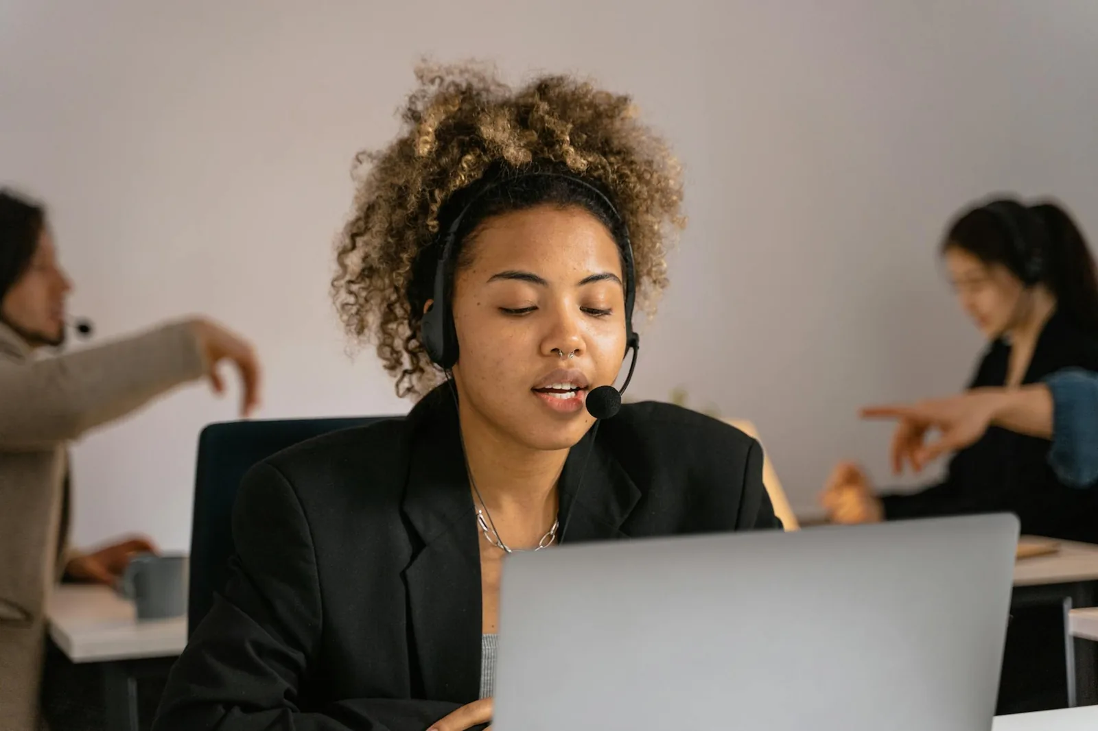 Call center -tiimi kuulokkeissa asiakaspalvelun laadun ja kapasiteetin vertailussa