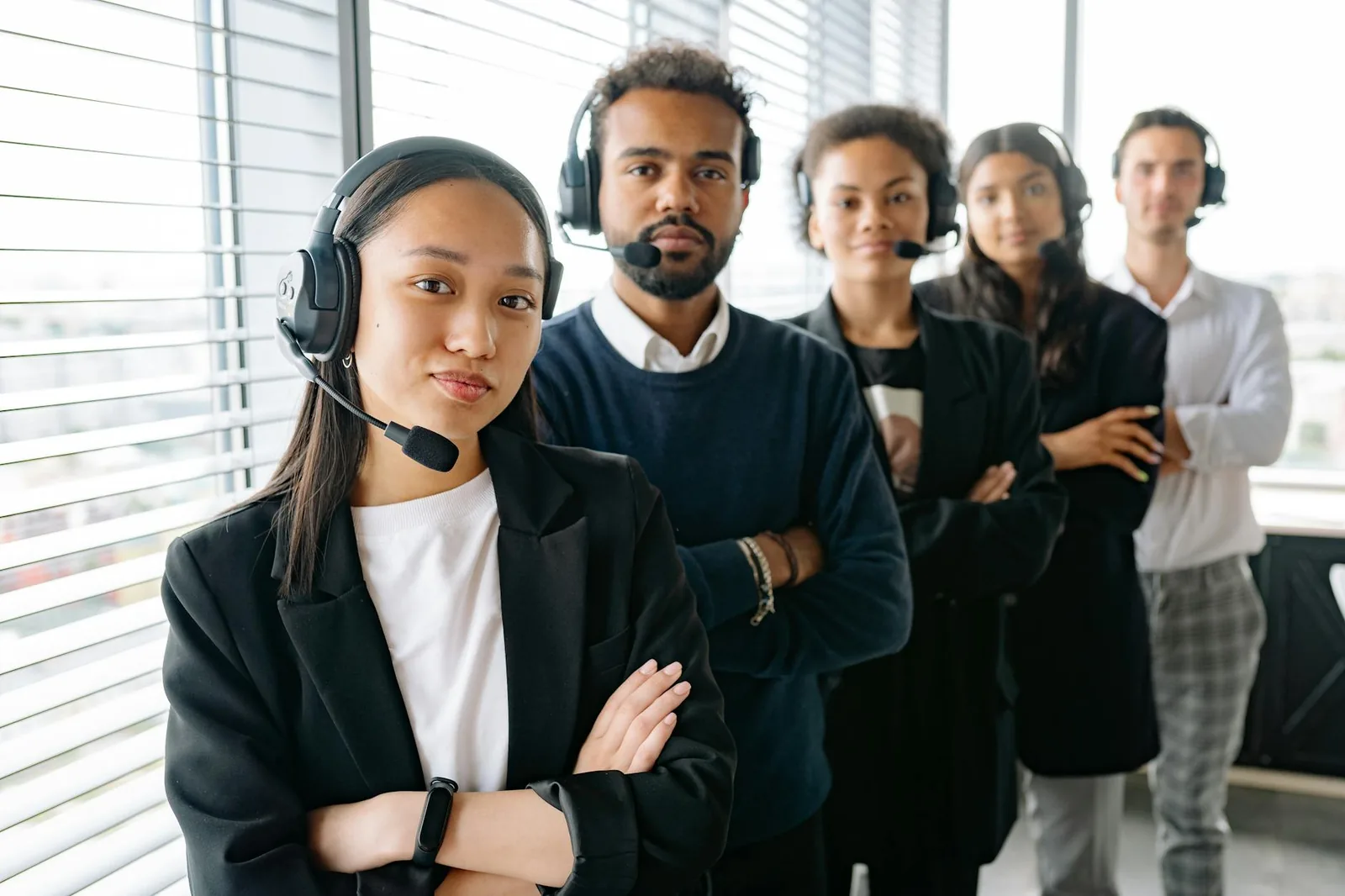 Call center -tiimi mittaa puhelinpalvelun suorituskykyä kuulokkeet päässä