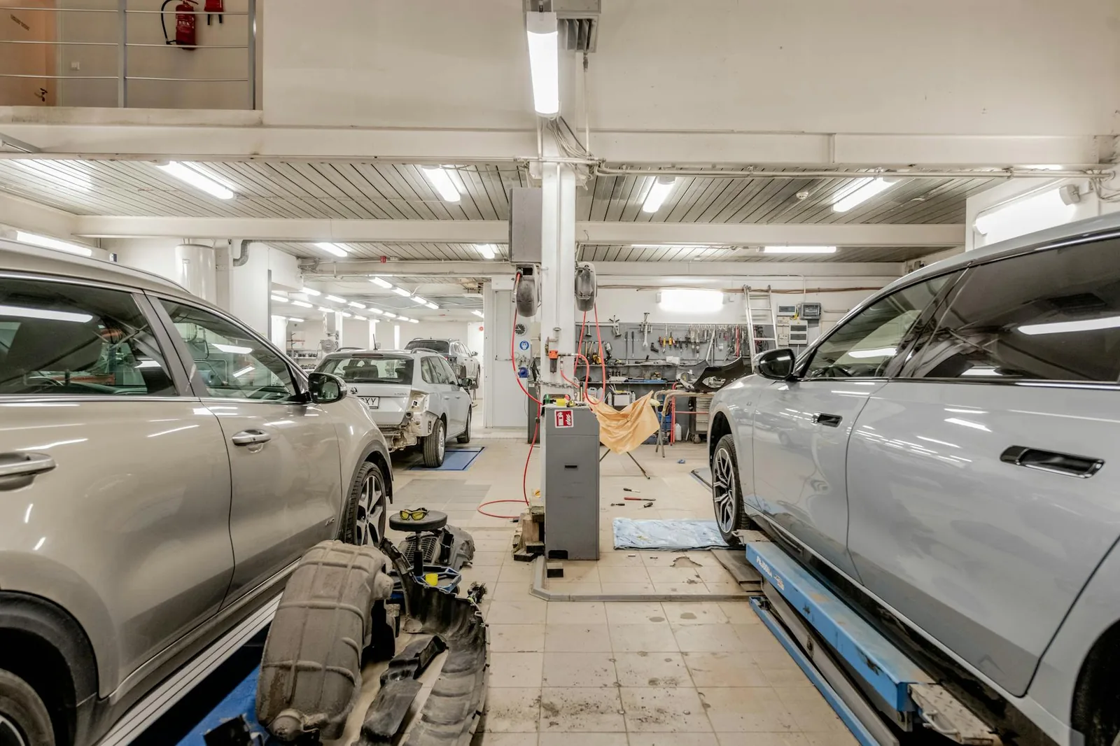 Autohuollon AI-ajanvaraus tarvitsee rekisterinumeron, oireen, palvelutarpeen ja sopivan aikatoiveen ennen kuin työ voidaan suunnitella järkevästi.