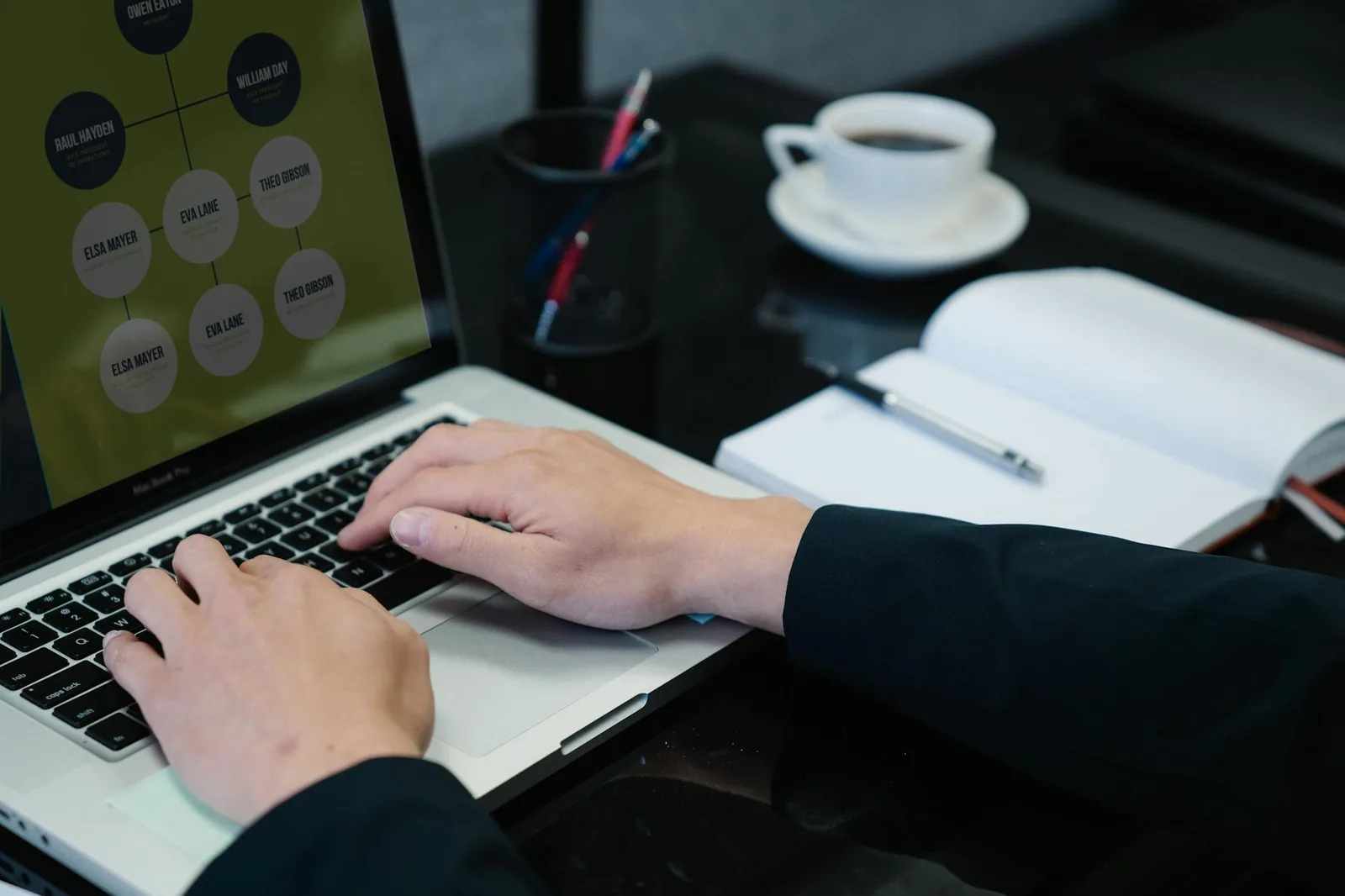 CRM-työnkulun ja automaation asetuksia muokataan kannettavalla