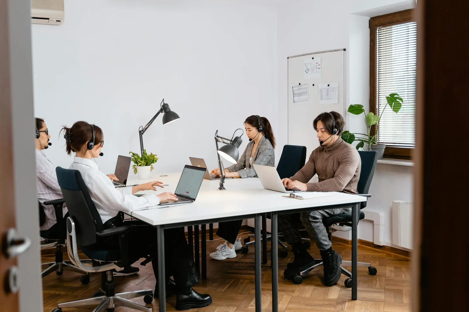 Tiimi tekee yhteistyötä contact center -ympäristössä ja seuraa palvelun kehitystä.