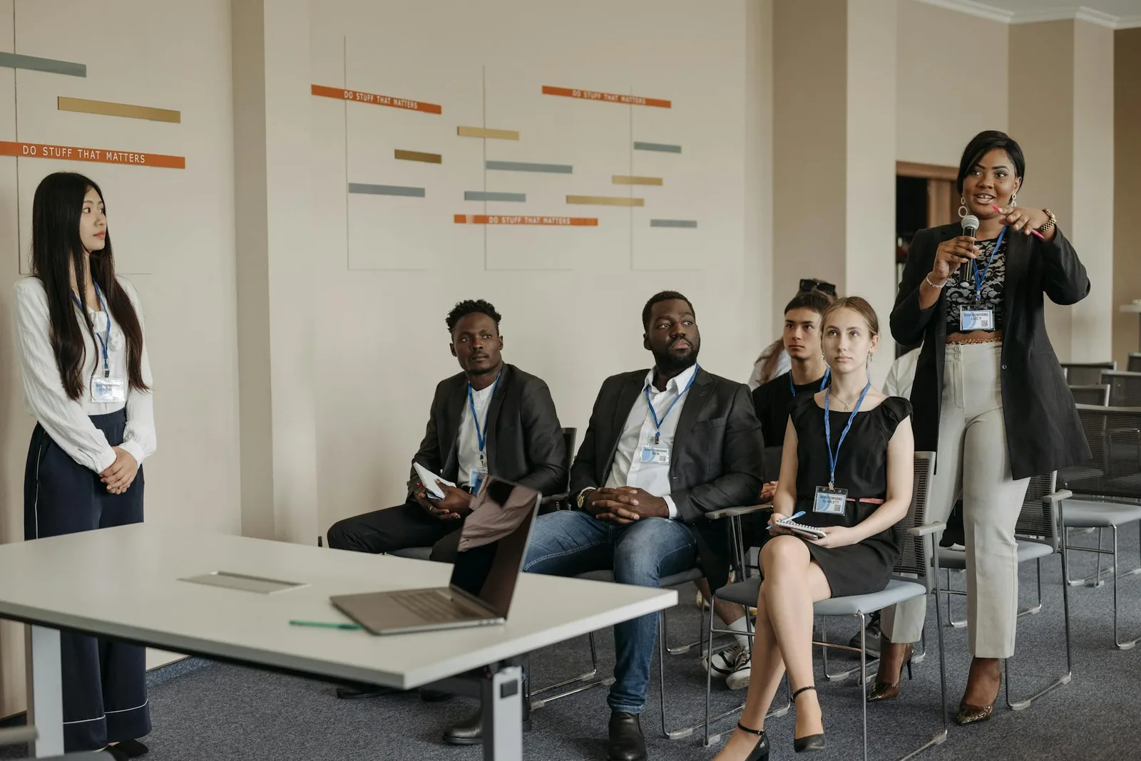 Monikielinen asiakaspalvelutilanne mikrofonin kanssa