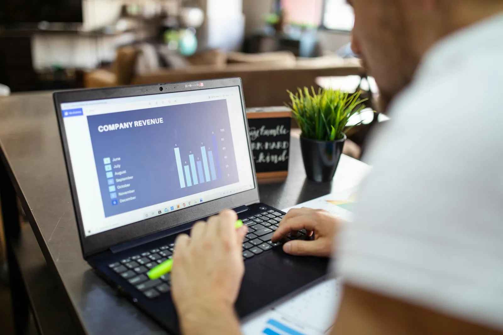 CRM:n ja liikevaihtoennusteen dashboardia tarkastellaan kannettavalta