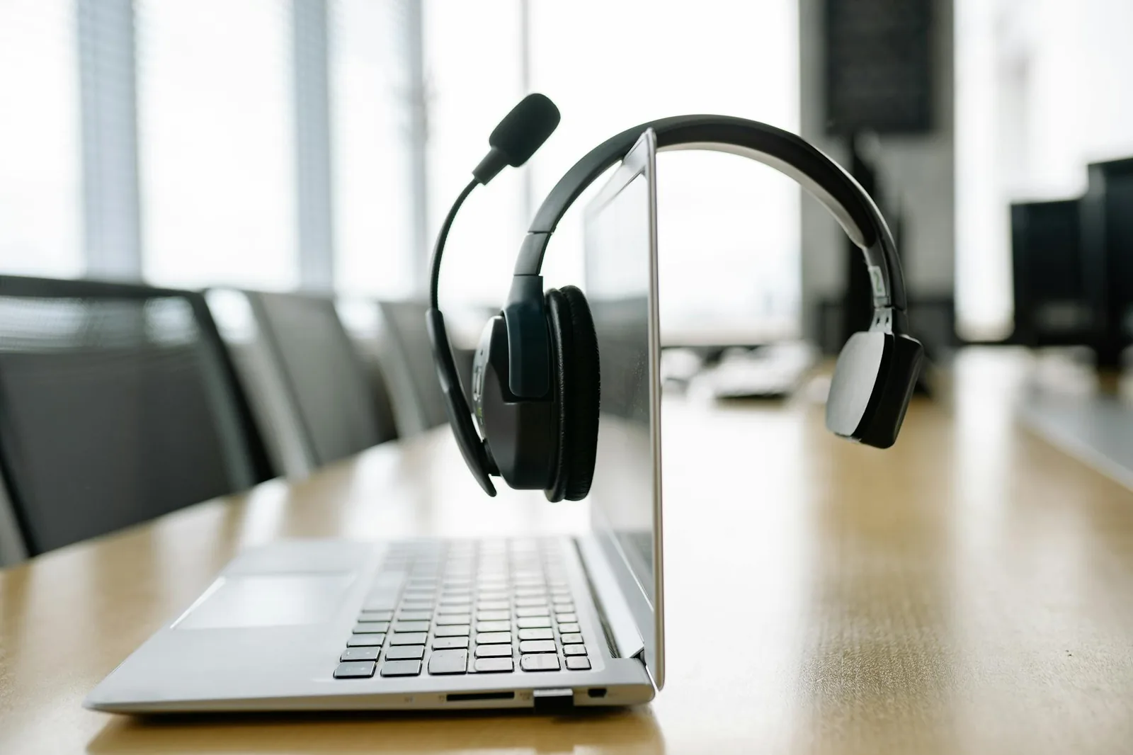 VoIP- ja puhelinvaihdeteknologiaa toimiston työpisteellä