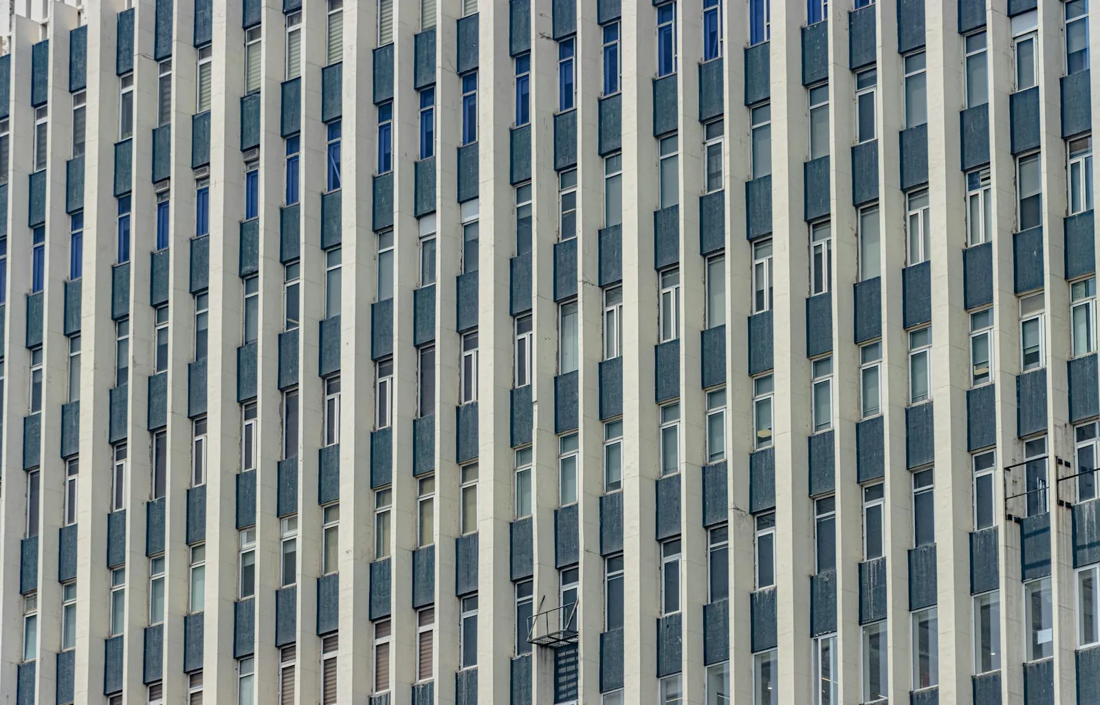 Moderni toimistorakennus pienyrityksen puhelinpalvelun taustakuvana