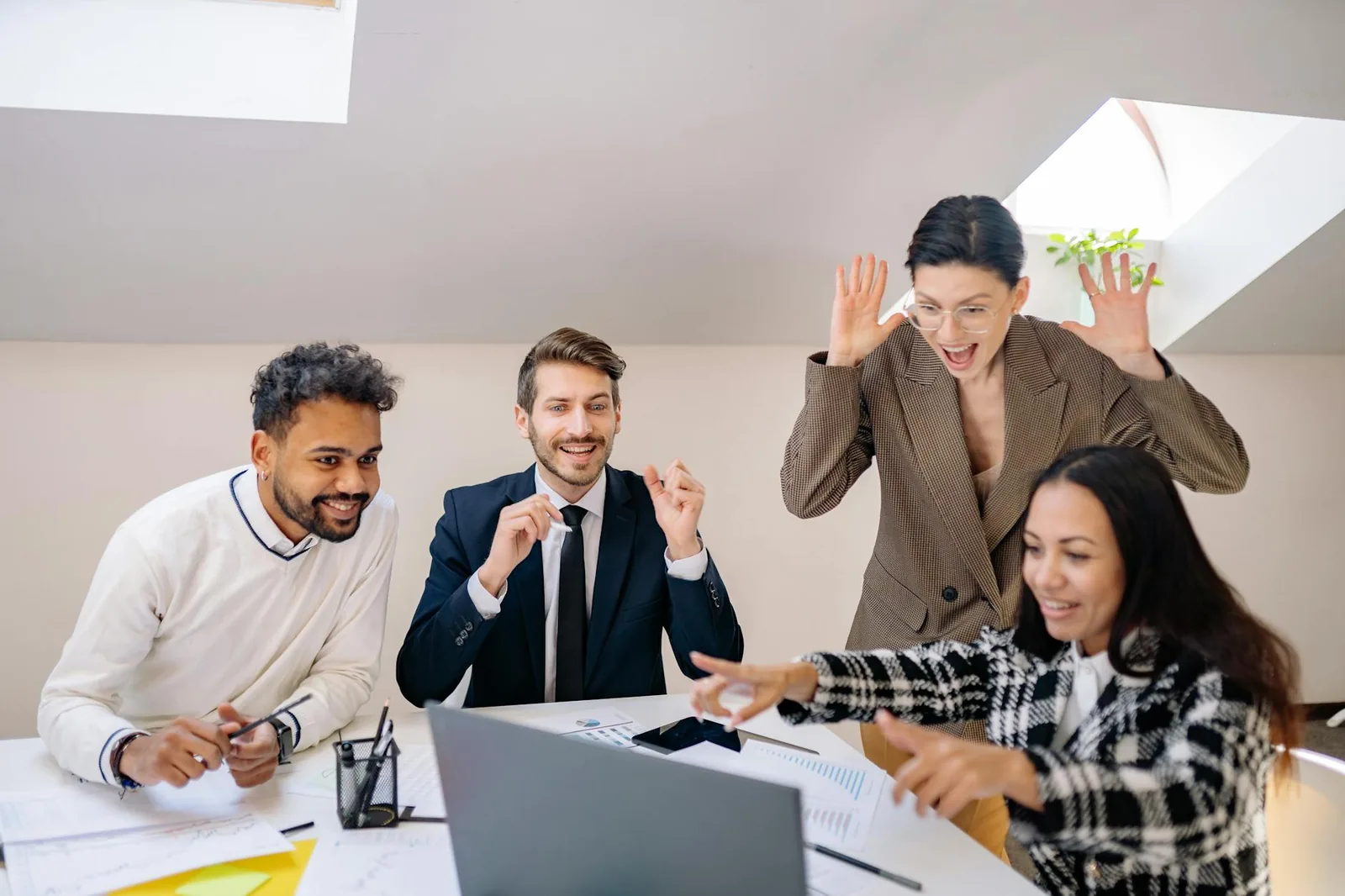 Customer success -tiimi tarkastelee lisämyyntimahdollisuuksia kannettavalta