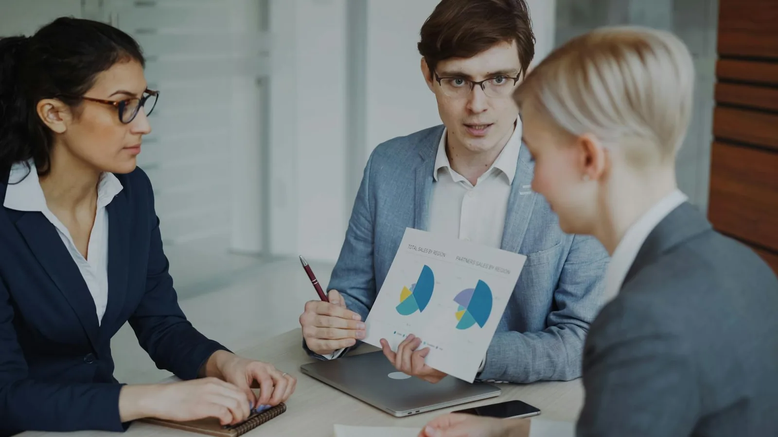Myyntitiimi tarkastelee pipeline- ja CRM-dataa kannettavalta