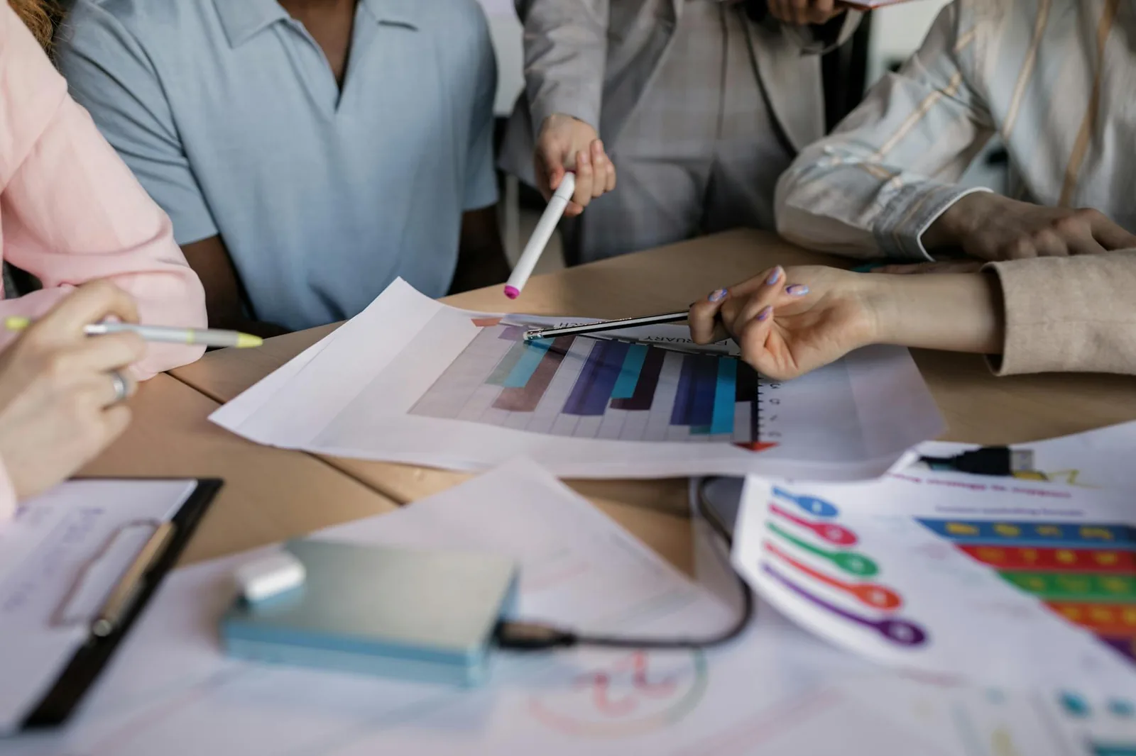 Pieni tiimi käy läpi verkkosivun dataa ja chatbotin käyttöönottoa yhdessä.